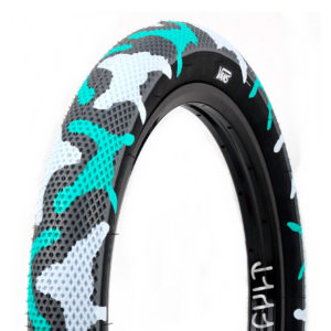 Vista de detalle de la cubierta Cult Vans X Camuflaje, con patrón clásico Vans en color turquesa