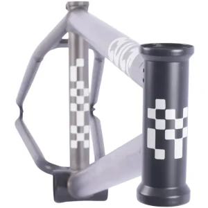 tubo de dirección del Cult Shorty 2023 en color negro con diseño ajedrezado