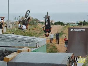 Dos riders de BMX en un giro en el aire