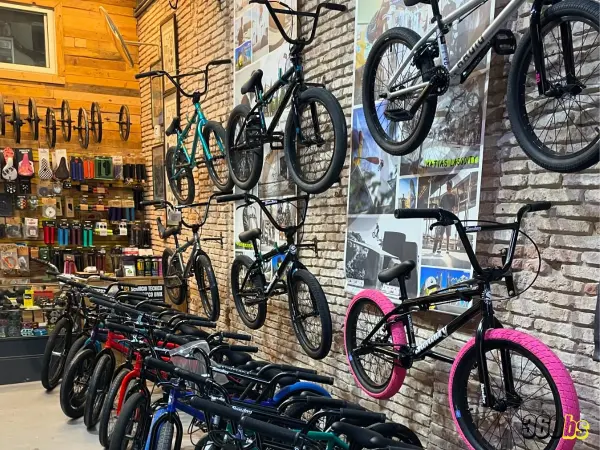 Grupo de riders expertos con sus bicicletas BMX frente a la tienda 360bs en Barcelona