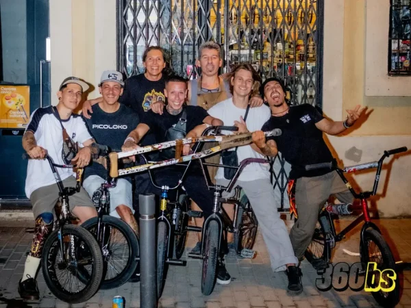 Grupo de entusiastas de BMX compartiendo una tarde juntos en la ciudad.