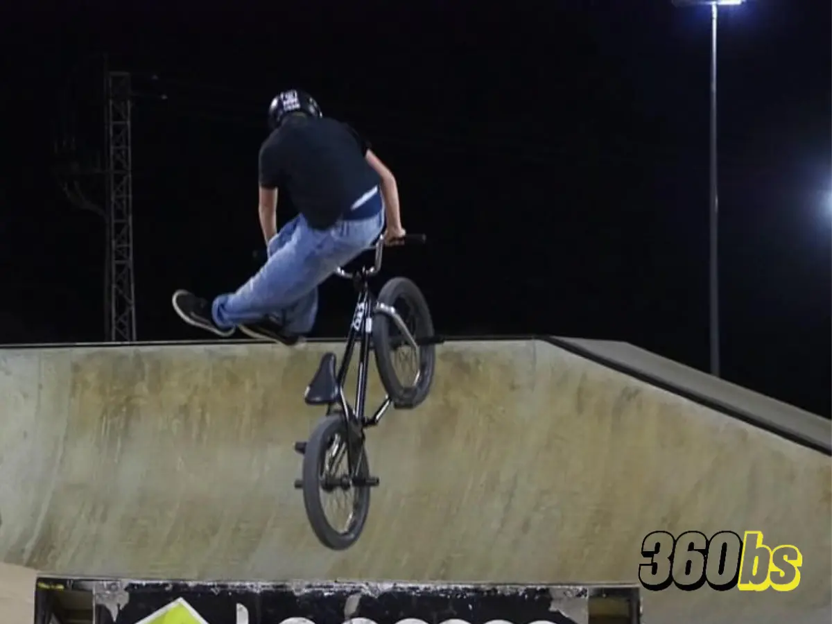 Rider de BMX volando alto en La Poma. 