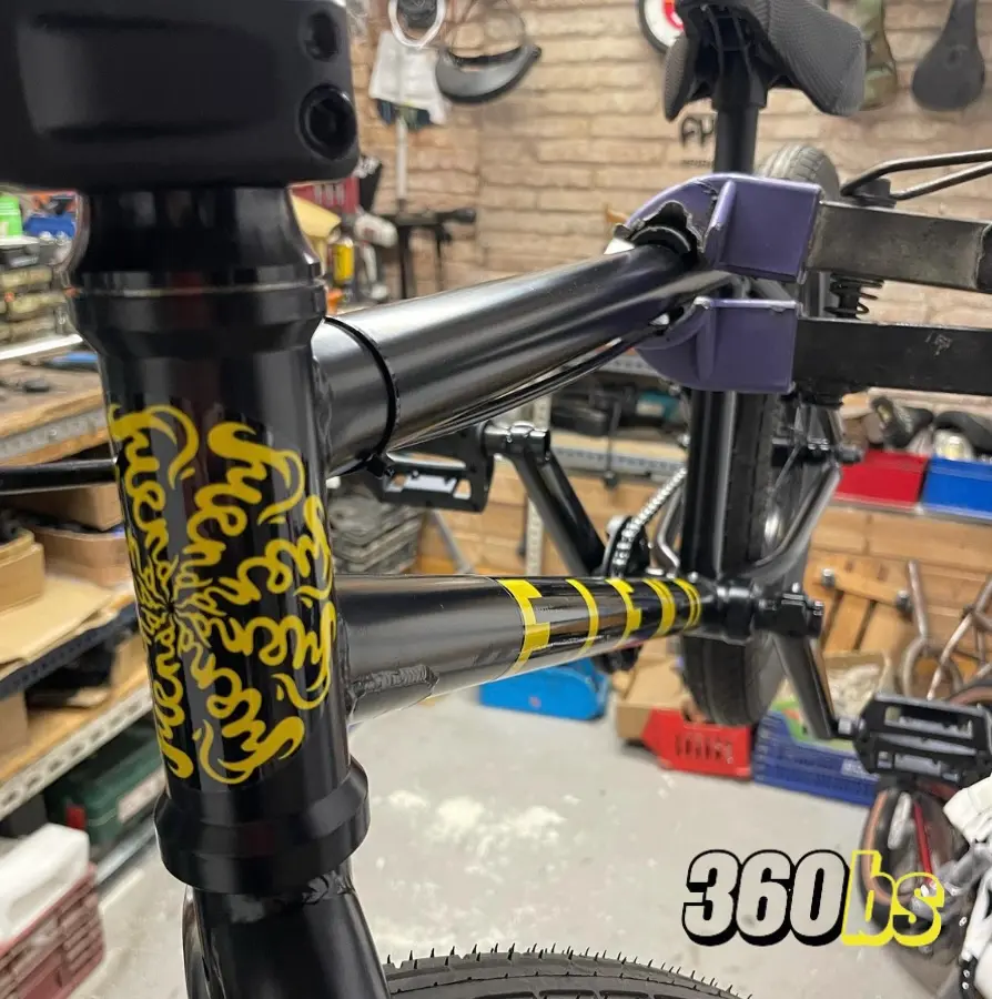 Detalle del tubo de dirección de una BMX Fiend freecoaster en el taller.