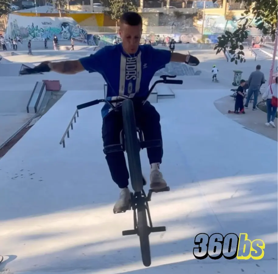 Ciclista realizando truco en un skatepark con una BMX Fiend freecoaster.