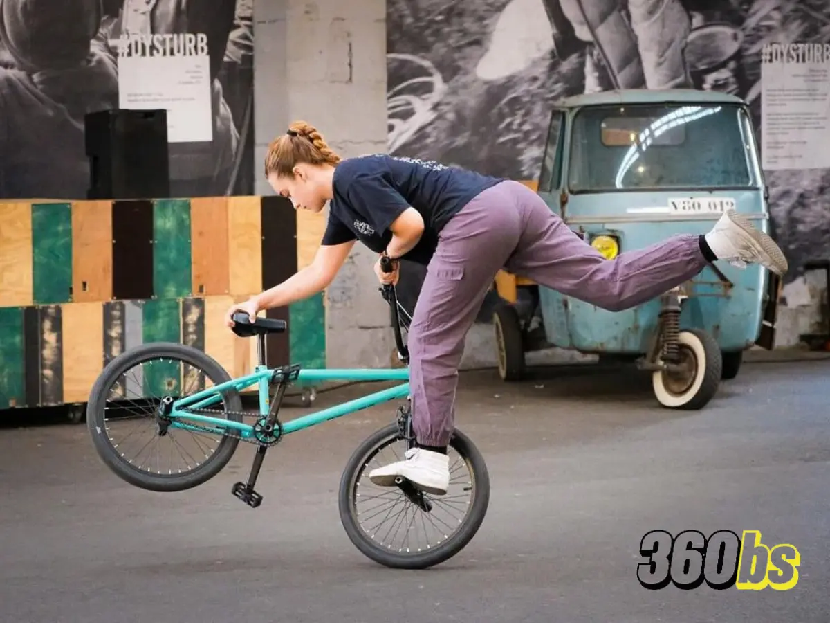 Ciclista realizando un truco de equilibrio sin frenos BMX.