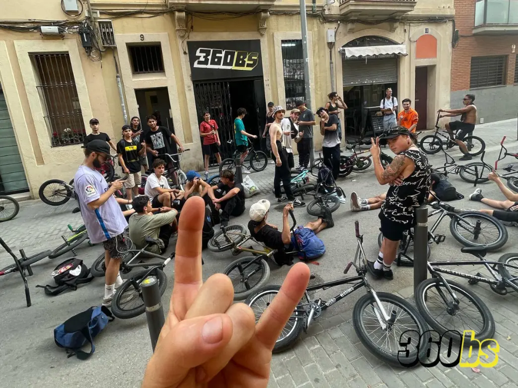 Riders BMX reunidos frente a la tienda 360bs con sus mejores bicicletas BMX
