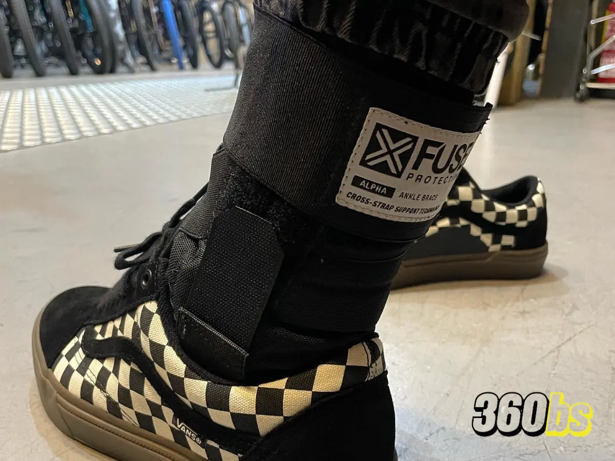 Tobillera FUSE Alpha ajustada sobre zapatillas Vans de BMX.