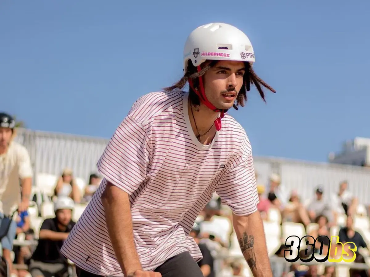 Rider BMX con accesorios BMX durante una competencia 