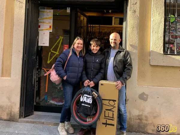 Familia feliz recogiendo su primera BMX en la tienda 360bs