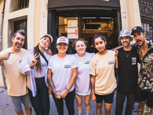 Riders y equipo de 360bs en la entrada de la tienda BMX en Barcelona