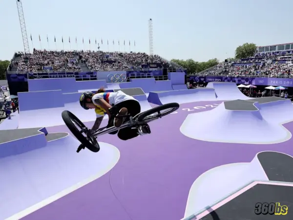Queen Saray Villegas en acción frente a los aros olímpicos en BMX