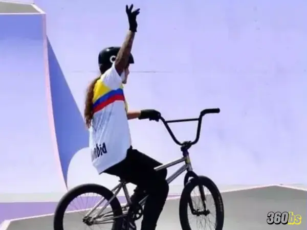 Queen Saray Villegas saluda en pista de BMX Freestyle en París 2024