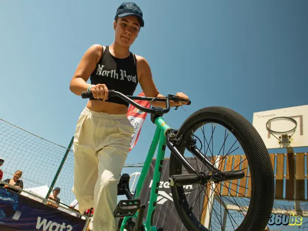 Rider haciendo truco con BMX en evento al aire libre