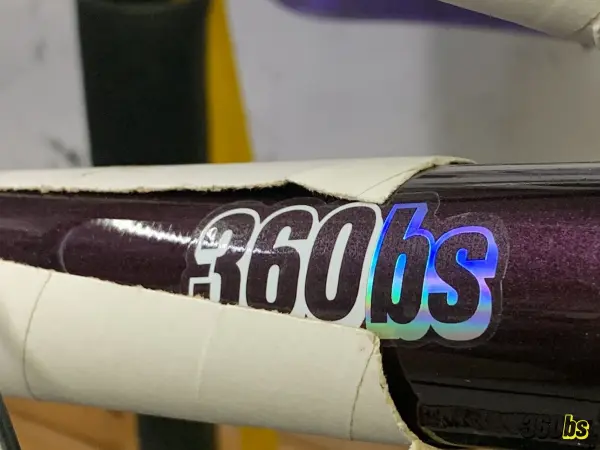 Detalle de bicicleta BMX personalizada con adhesivo 360bs