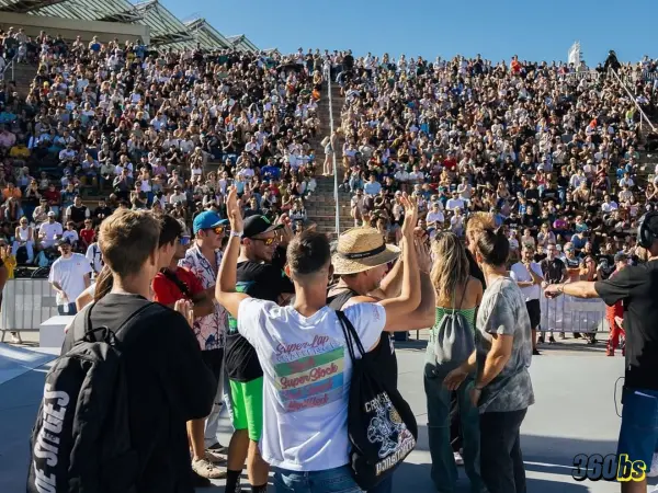 Público animando en las gradas durante un evento BMX multitudinario