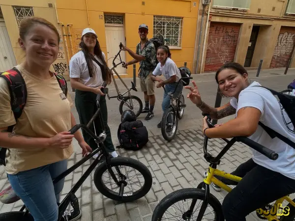 Grupo de riders preparados para salir a rodar con sus bicicletas BMX