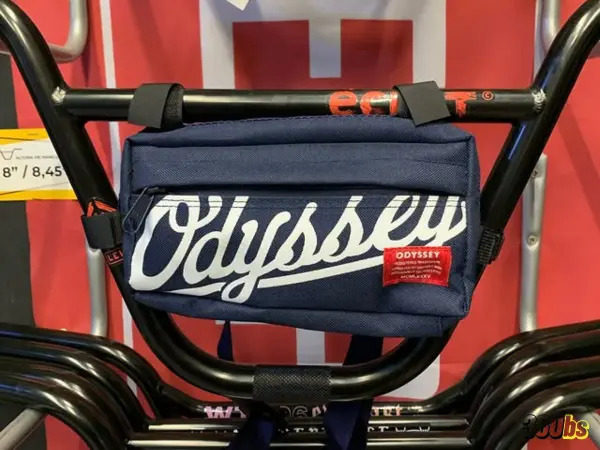 Accesorio de moda BMX: riñonera Odyssey sobre manillar
