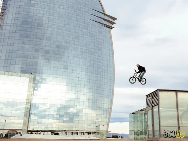 Rider BMX volando entre estructuras frente al Hotel W de Barcelona