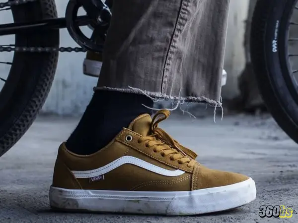 Zapatillas VANS OLD SKOOL GOLDEN BROWN junto a bici urbana