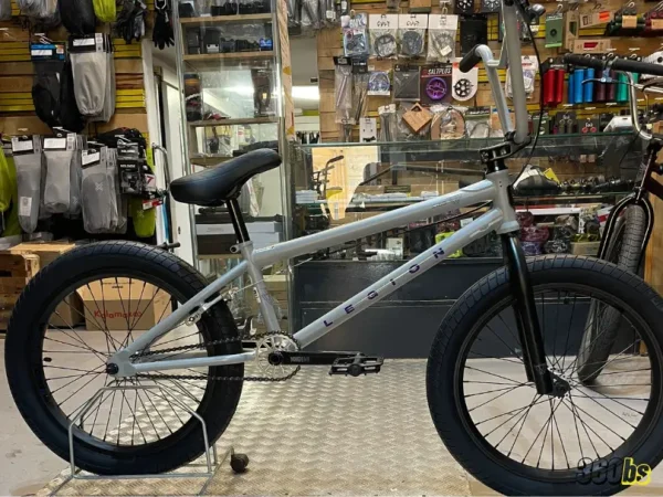 Mongoose Legion L100 2025 BMX Full Chromoly expuesta en tienda 360BS